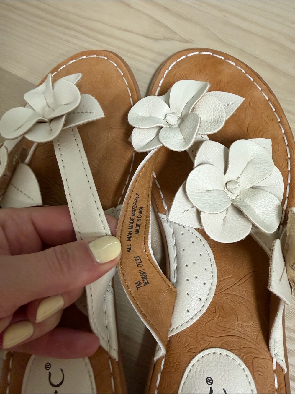b.o.c. Cream Floral Leather Slide Sandals - Picture 3 of 3
